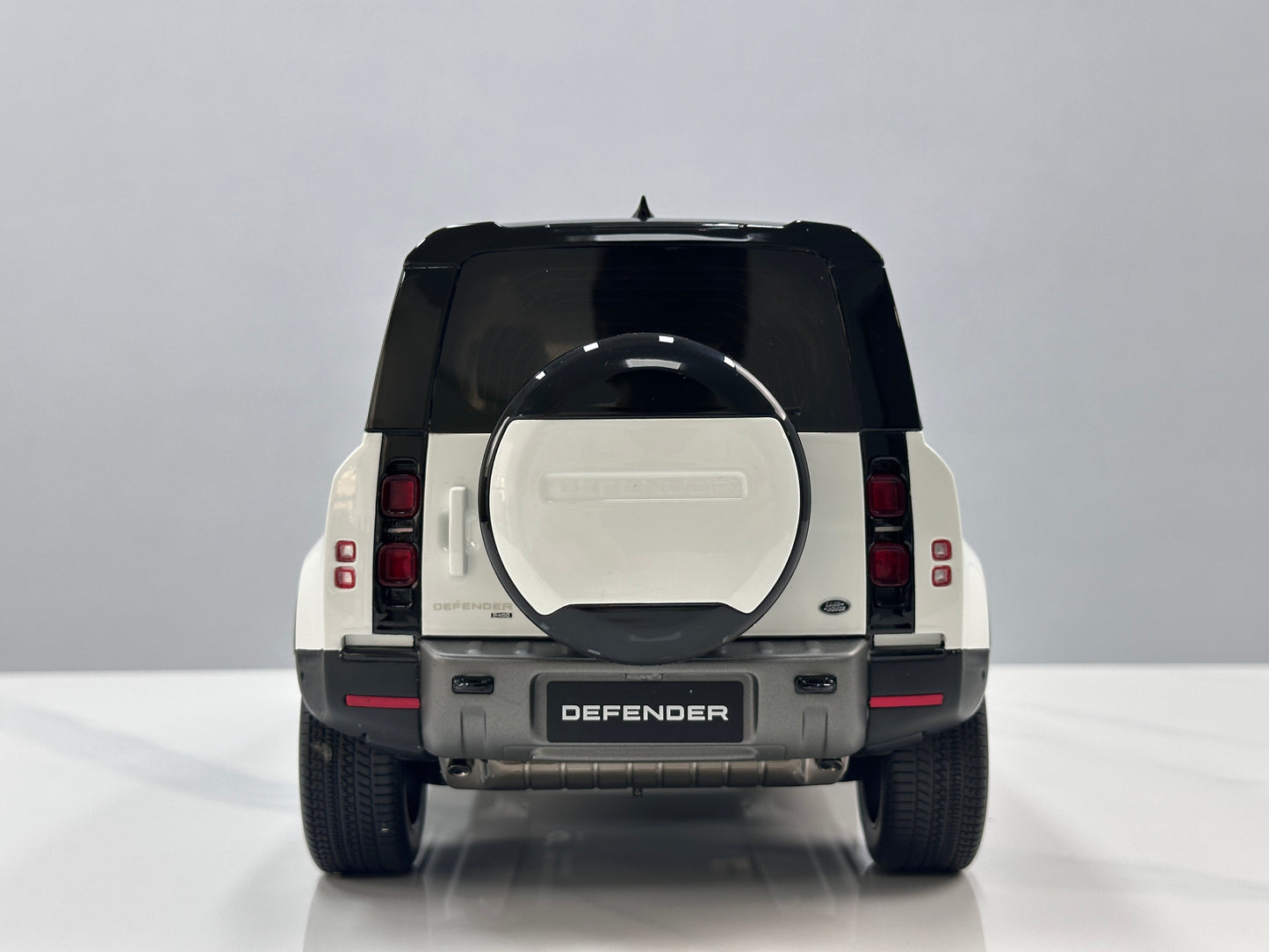 GT Spirit 1/12 Land Rover DEFENDER 110 P400X White GT554