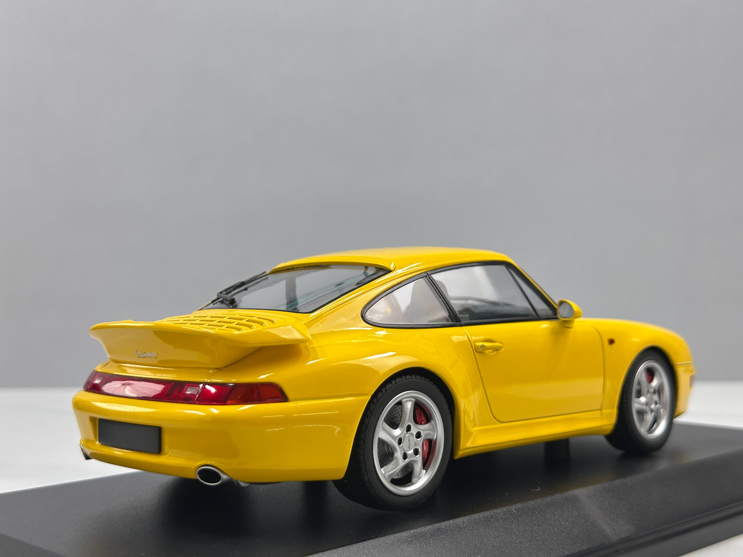MINICHAMPS 1/18 Porsche 911 (993) Turbo (1995) Yellow 155061172