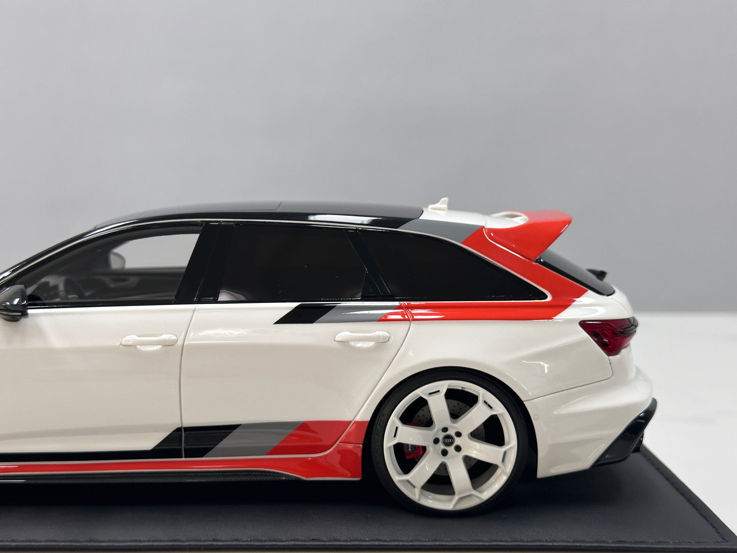 MOTORHELIX 1/18 Audi RS6 Avant GT Acona White MH366