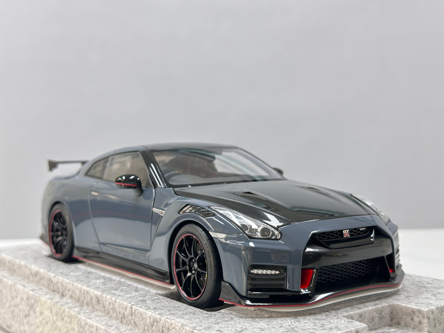 MOTORHELIX 1/18 Nissan GT-R NISMO (R35) Special Edition 2022 Stealth Grey MH369