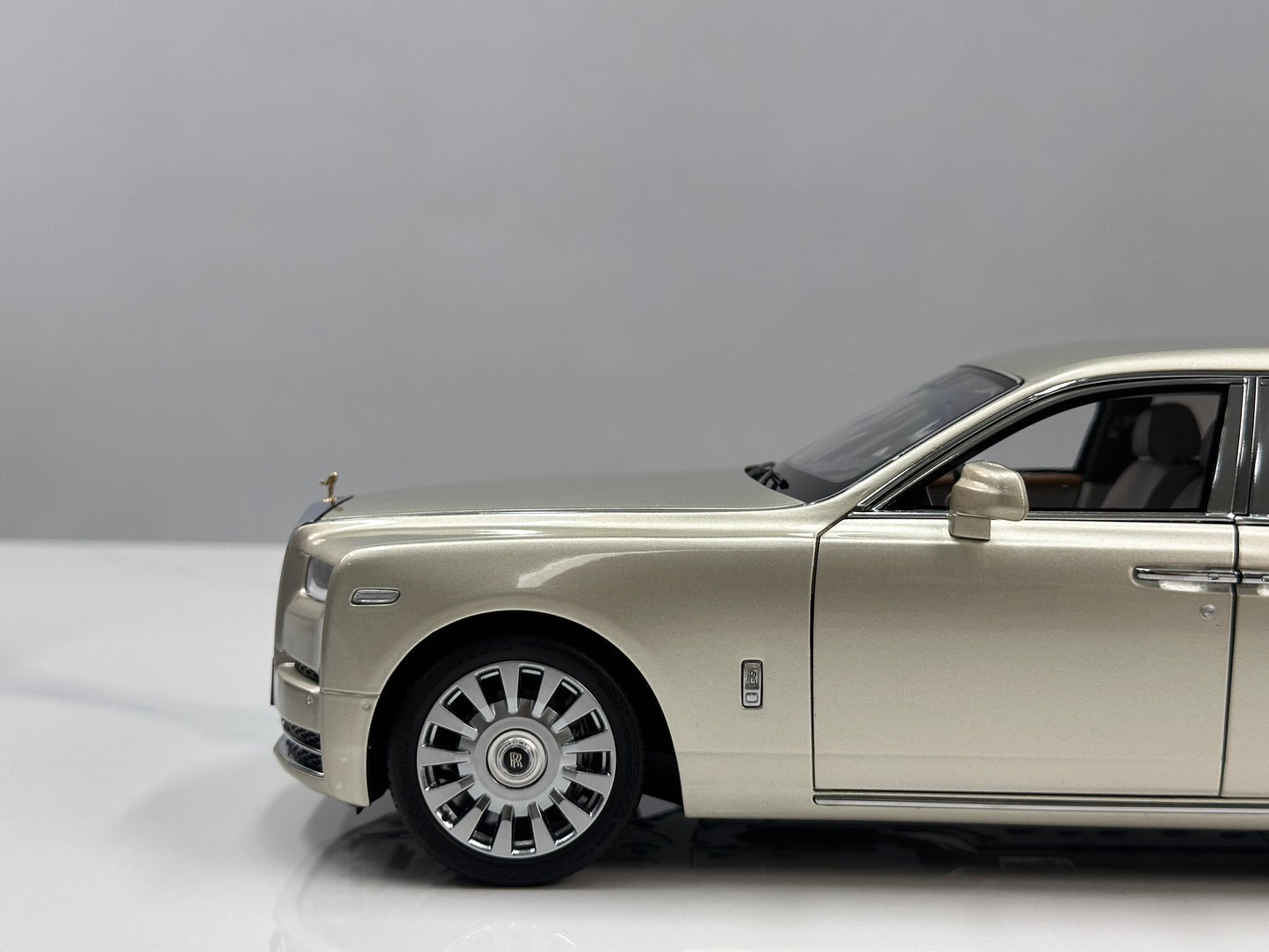 ZP 1/18 Rolls-Royce Phantom VIII (Gold Badge / Leather Suitcase Edition) – Champagne Gold (ZP116)
