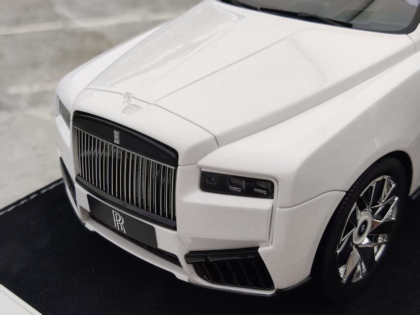 HH Model 1/18 Rolls-Royce Cullinan Cosmic Laser Color-Changing White HH543