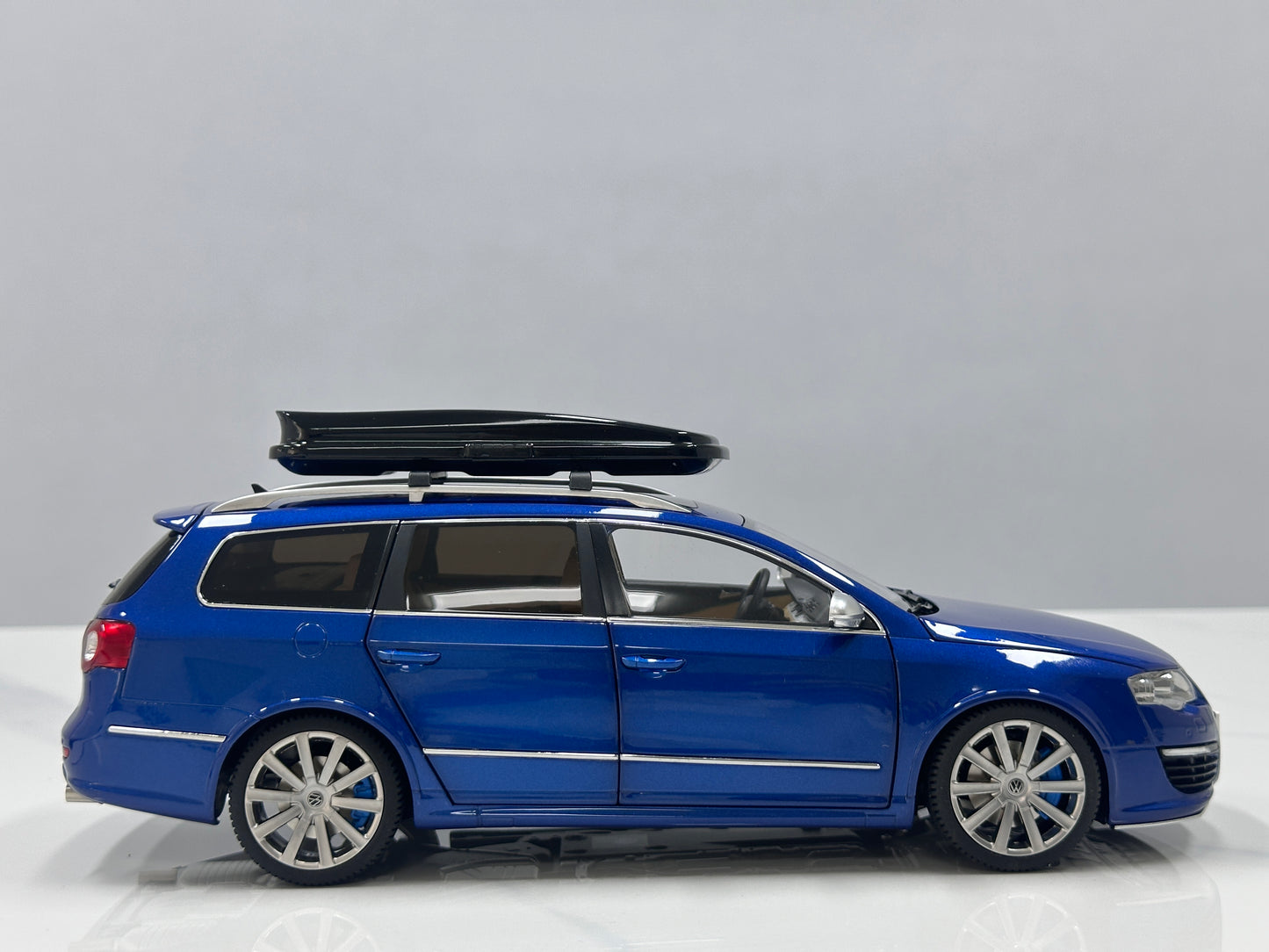 NZG 1/18 Volkswagen Passat R36 wagon Biscay Blue NZG014