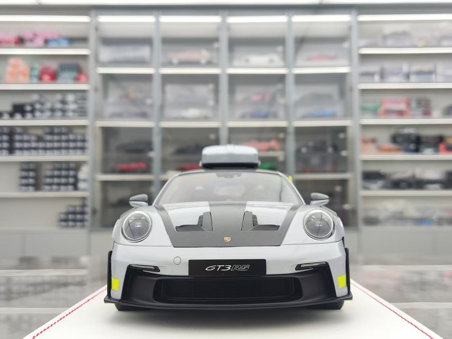 IVY 1/18 Porsche 992 GT3 RS Metallic Ice Grey IM1837IGG