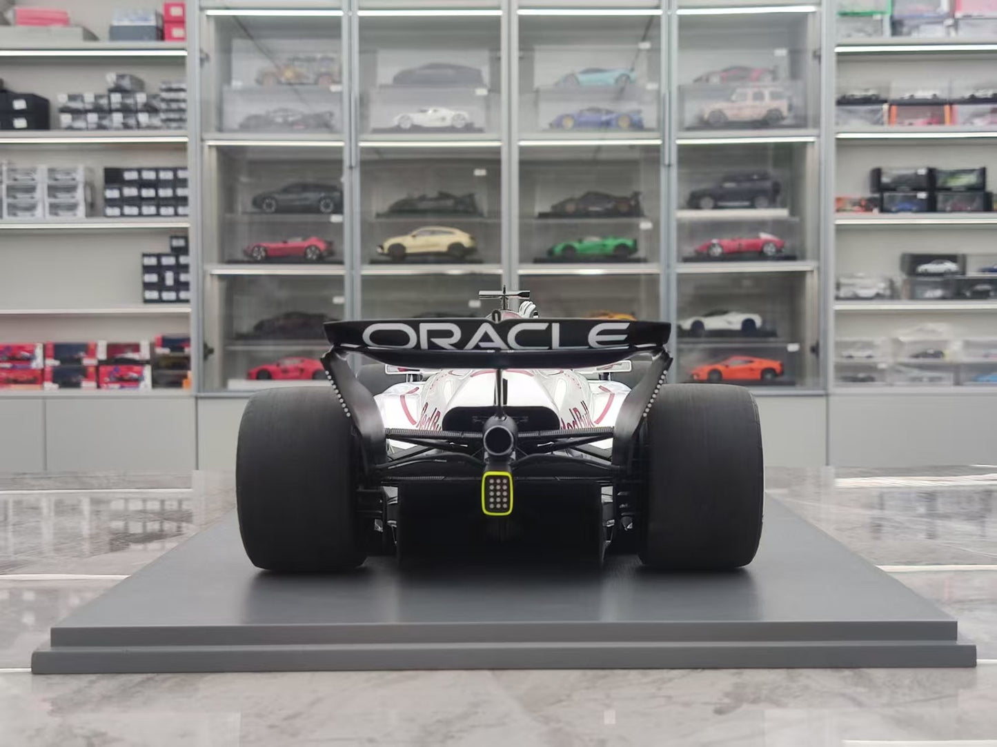 Spark 1/12 Oracle Red Bull F1 RB21 2025 Japan Grand Prix Victory No. 1 Verstappen White