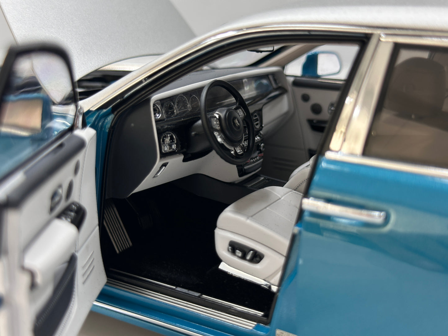 ZP 1/18 Rolls-Royce Phantom VIII – Silver/Turquoise Blue (ZP120)