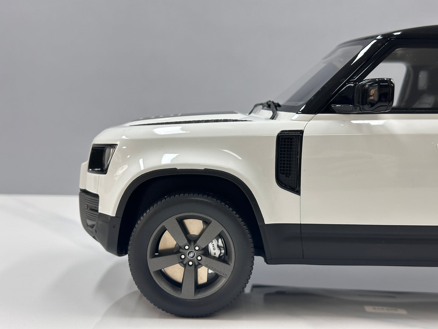 GT Spirit 1/12 Land Rover DEFENDER 110 P400X White GT554