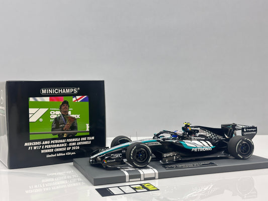 MINICHAMPS 1/18 Mercedes-AMG PETRONAS F1 Team W17 K. Antonelli – Ganador del Gran Premio de China de 2026, decoración plateada (117260212)