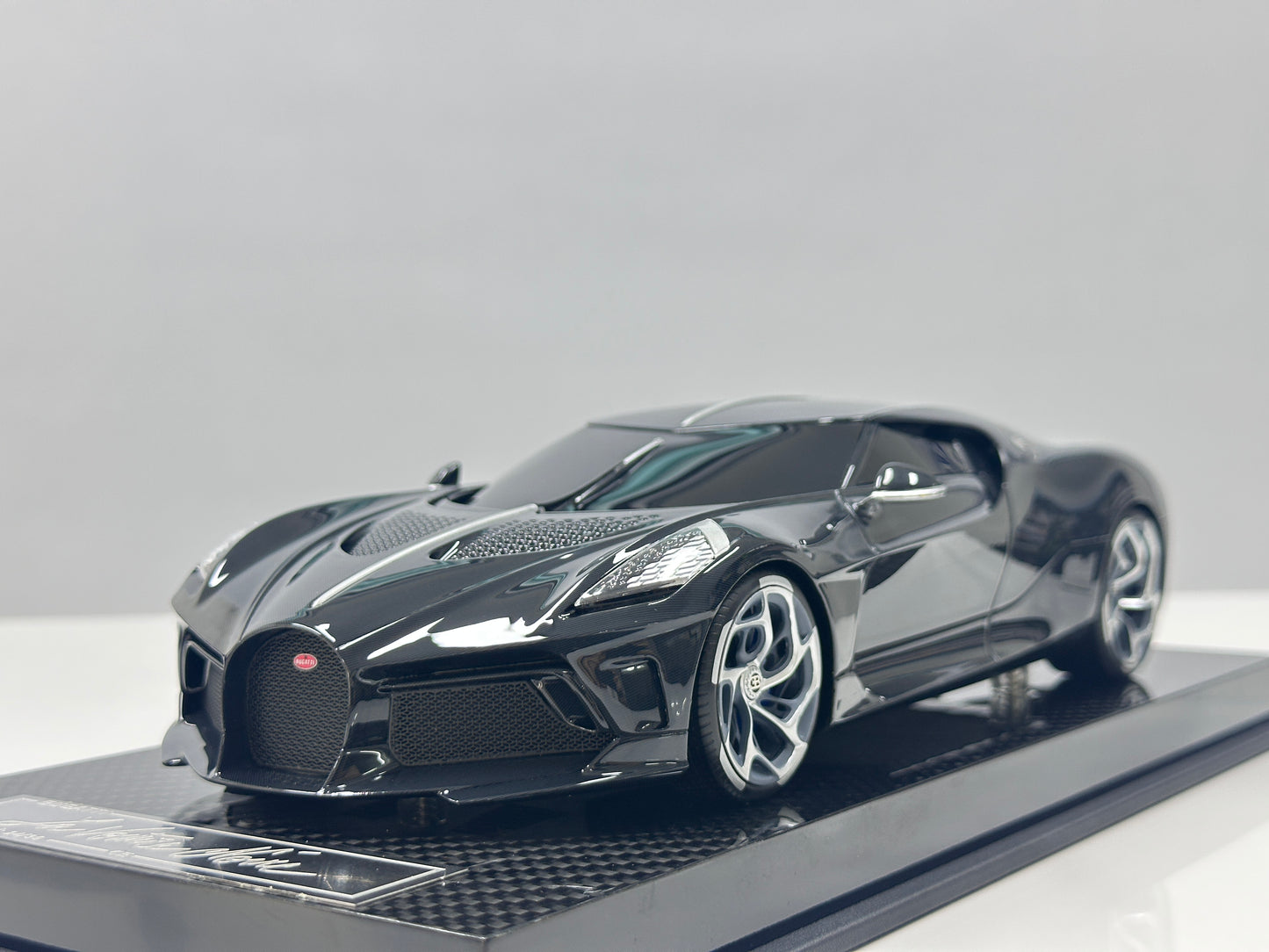 CE 1/18 Bugatti La Voiture Noire (Black Carbon Fiber) CE013