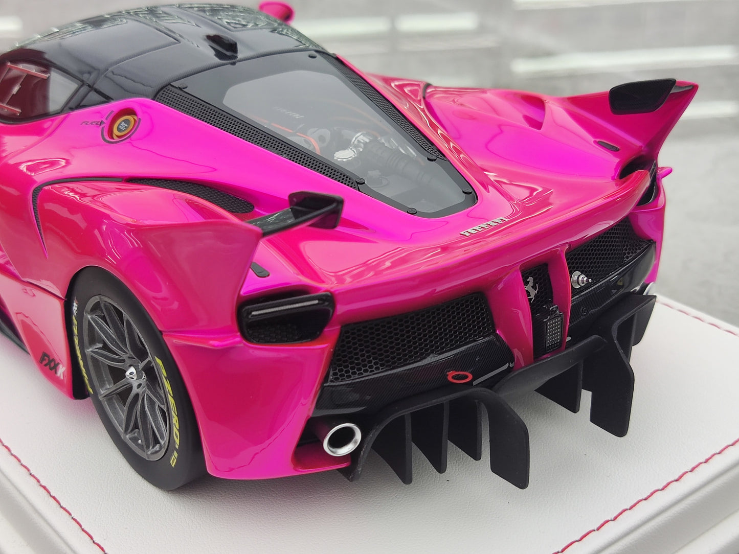 CE 1/18 Ferrari FXXK Electric Pink with Carbon Top Simulated Car Model JS-CE007