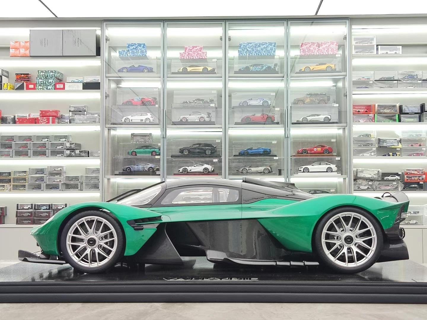 FRONTIART 1/8 Aston Martin Valkyire, British Green FA186