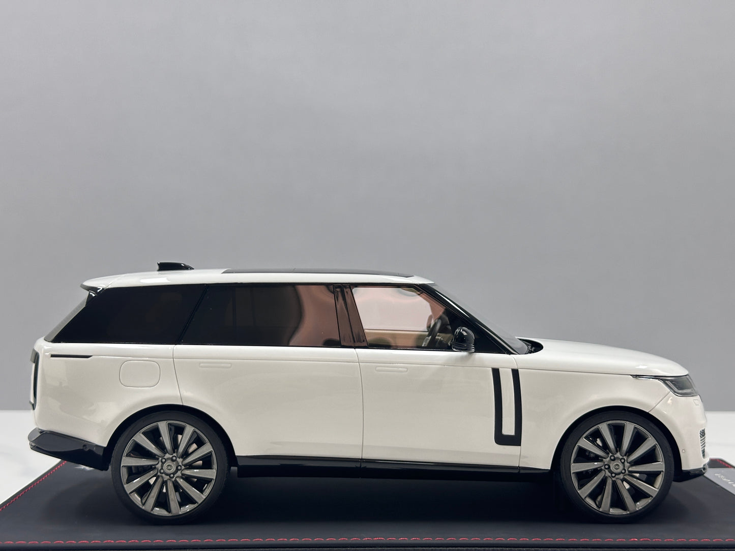 BBA MODEL 1/18 Land Rover Range Rover Autobiography Long Wheelbase White BBA070
