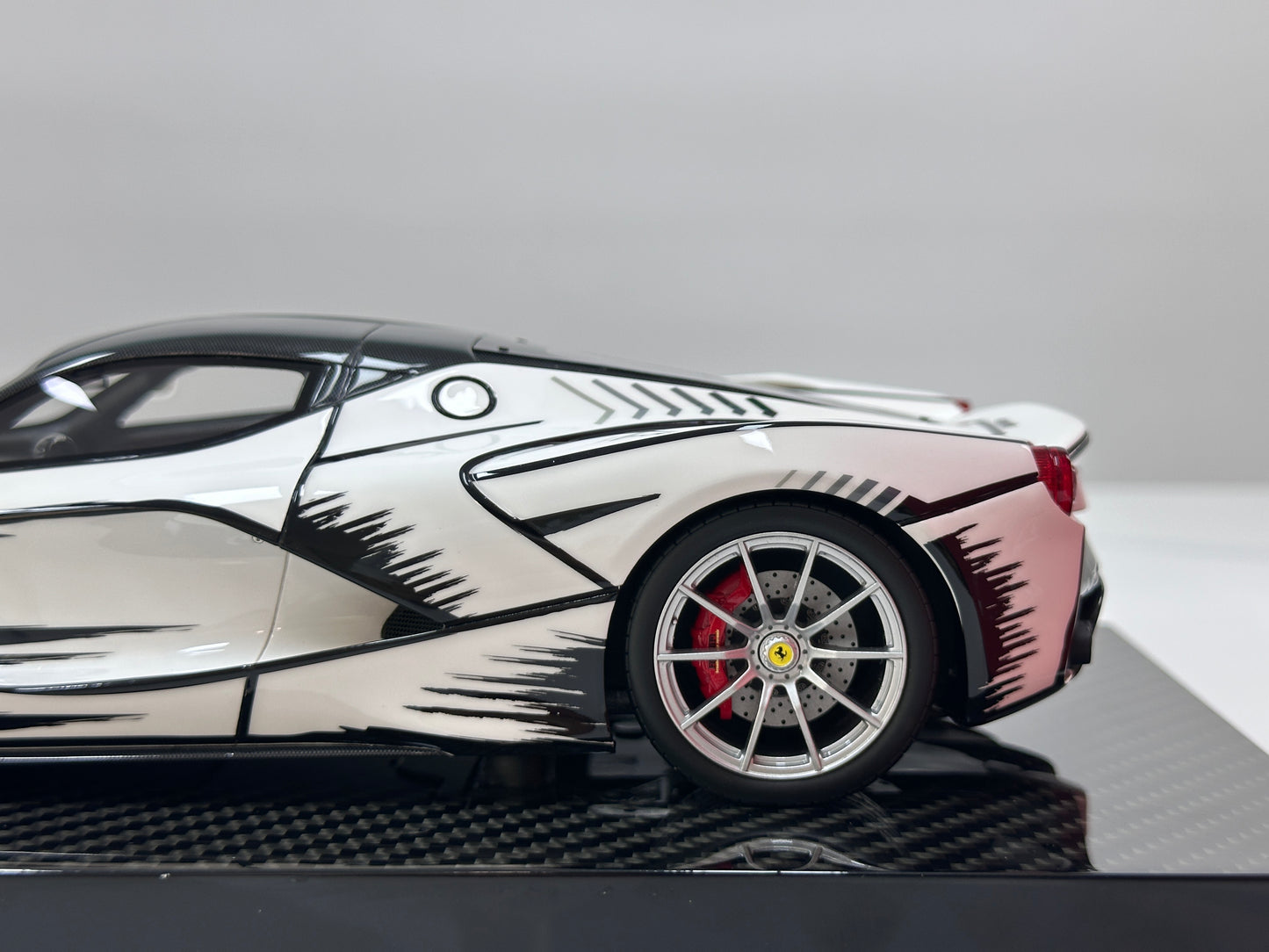 GAVIN + ZigzagYoungste 1:18 Ferrari LaFerrari — Anime-Themed Livery (GA005)