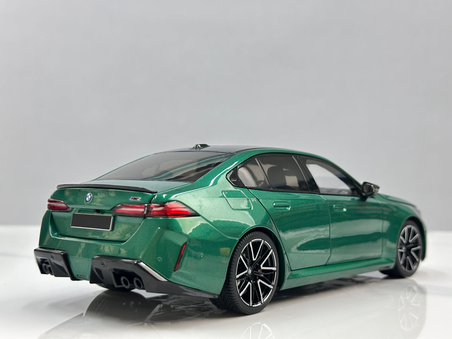 MINICHAMPS 1/18 BMW M5 (2024) Metallic Green 110023800