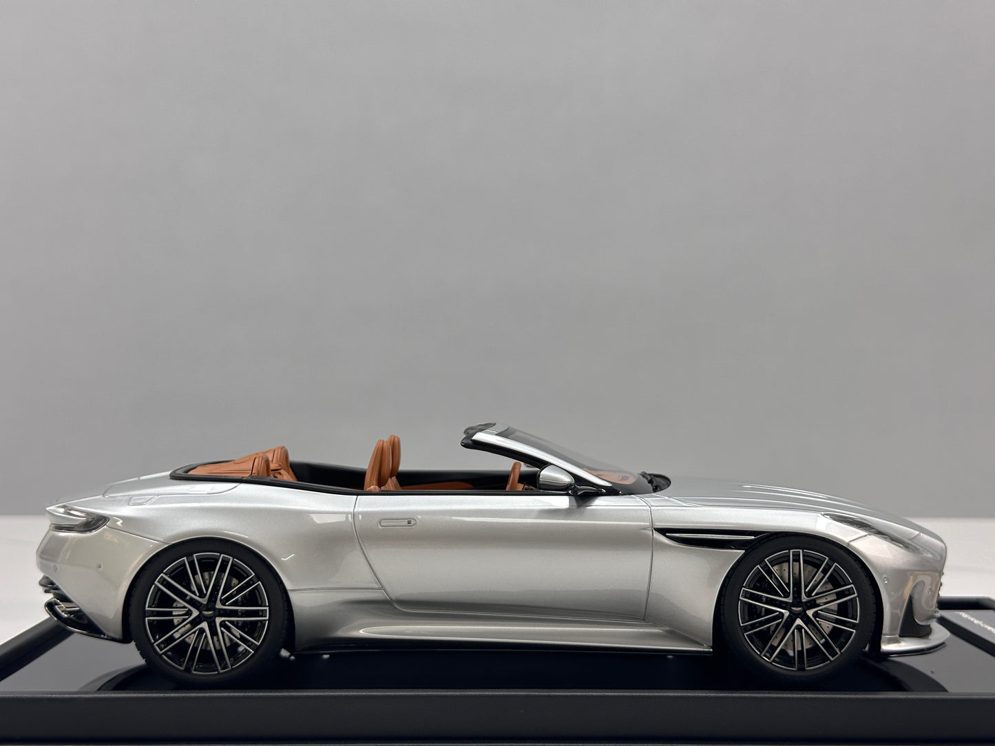 Xiaoguang Model & MotorHelix 1/18 Aston Martin DB12 Volante Convertible – Lightning Silver (MH387)