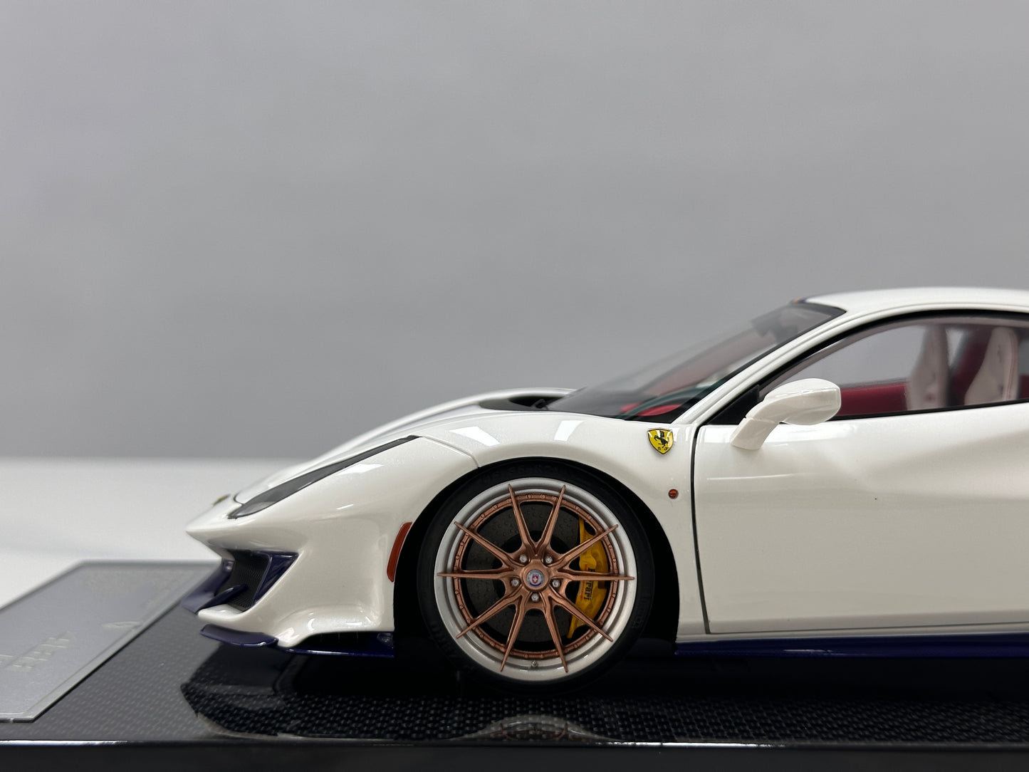 DM Pro 1:18 Ferrari 488 pista  – Black Base, Style E – White – Full-Opening Resin Model (DGP005B)