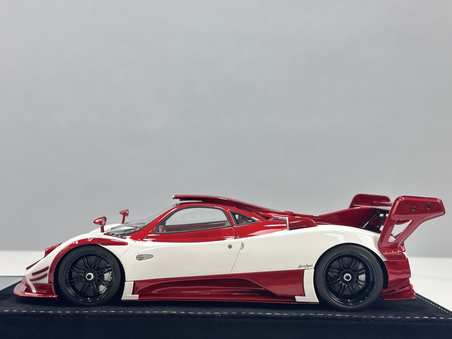 HH Model 1/18 Pagani Zonda (Red & White Carbon Fiber) HH676