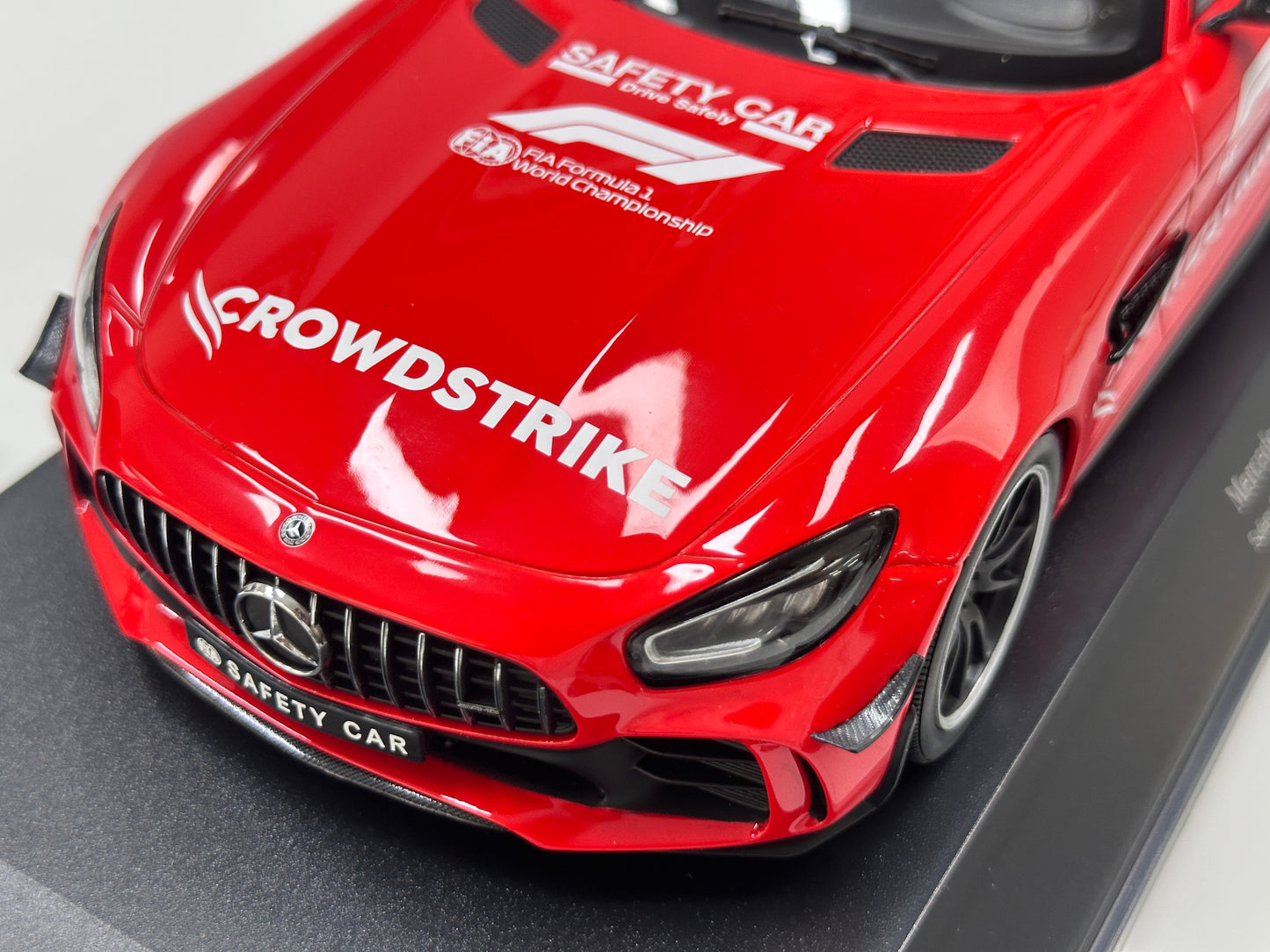 MINICHAMPS 1/18 Mercedes-AMG GT-R F1 Safety Car 2021 Red Livery 155036095