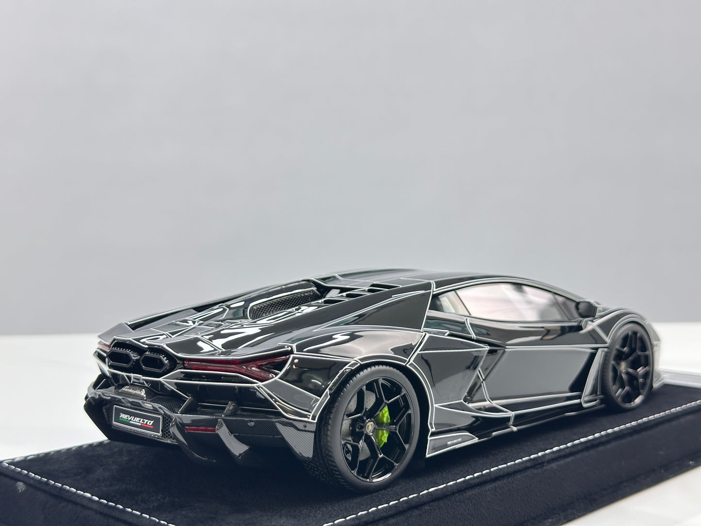 HH Model 1/18 Lamborghini Revuelto Black Luminous Crackle Pattern HH625