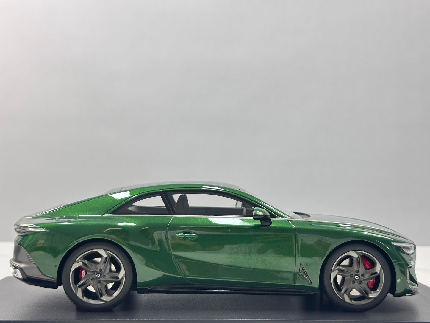Topspeed 1/18 Bentley Batur Scarab Green TS0672