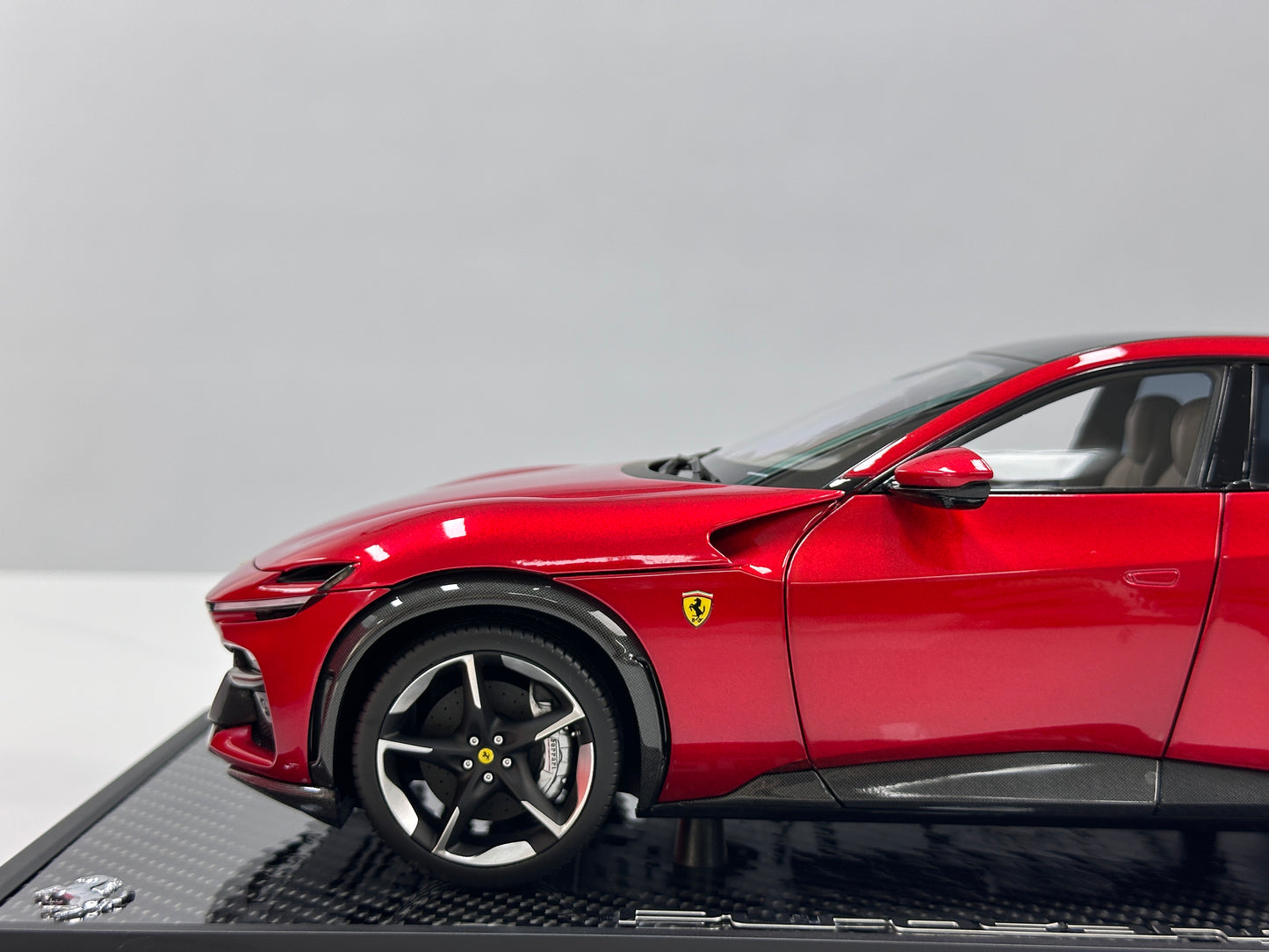BBR 1/18 Ferrari Purosangue – Metallic Red, Black Roof, Carbon Fiber Underbody (HE180052BCH)