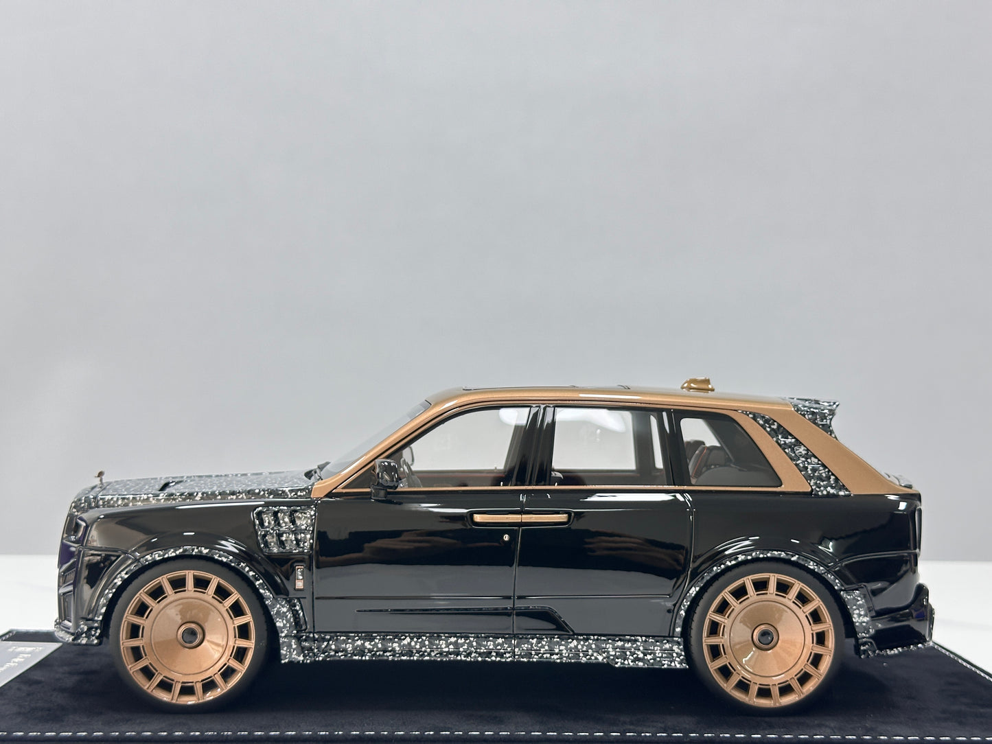 HH MODEL 1/18 Rolls-Royce Cullinan Series II MANSORY – Piano Black / Gold Plated (HH699)