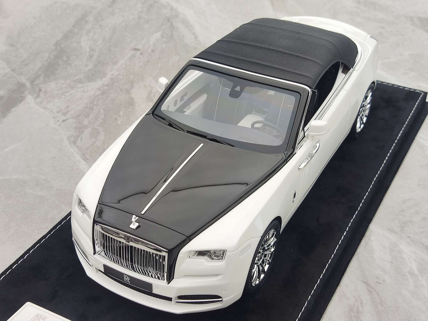 HH Model 1/18 Rolls-Royce Dawn (Pearl White/Diamond Black) HH422