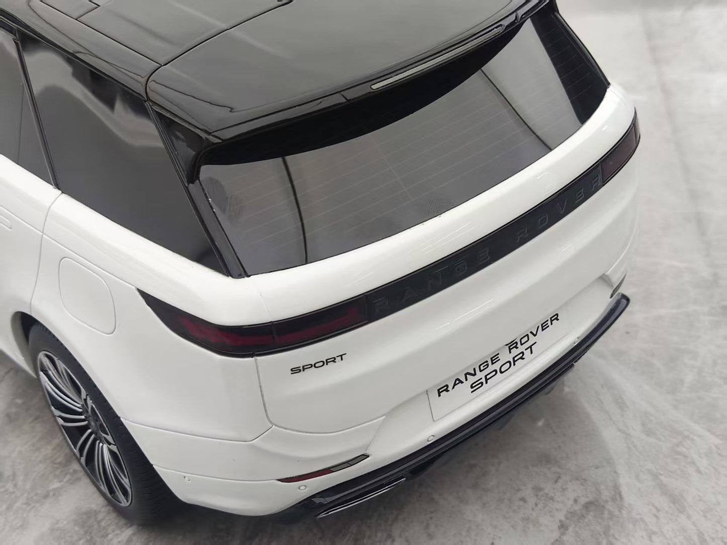 GT Spirit 1/12 Land Rover Sport P510E White GT553