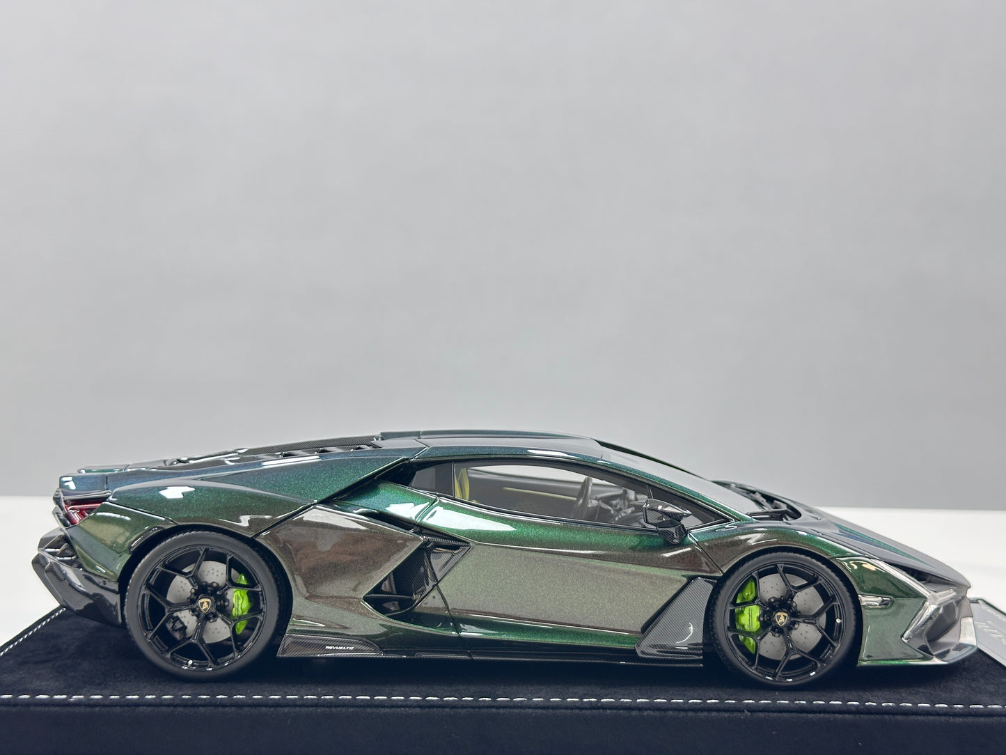 HH Model 1/18 Lamborghini Revuelto Green/Purple Chameleon HH621