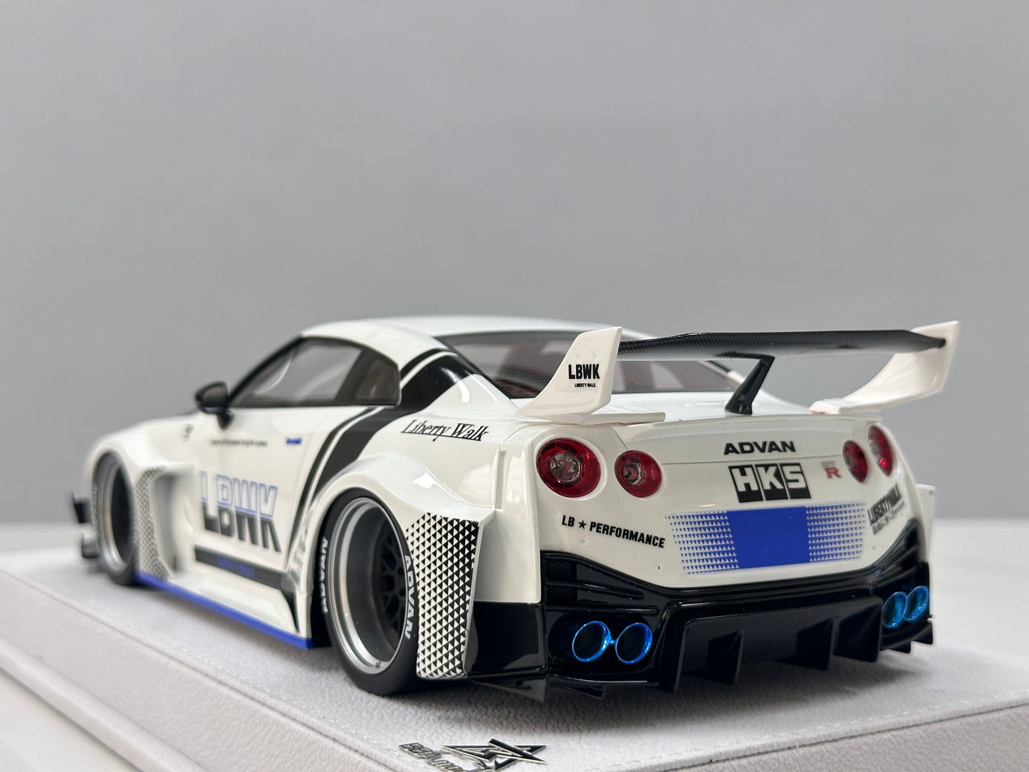 BBA MODEL 1/18 Nissan GTR 35GT-RR Blue and White Livery BBA064