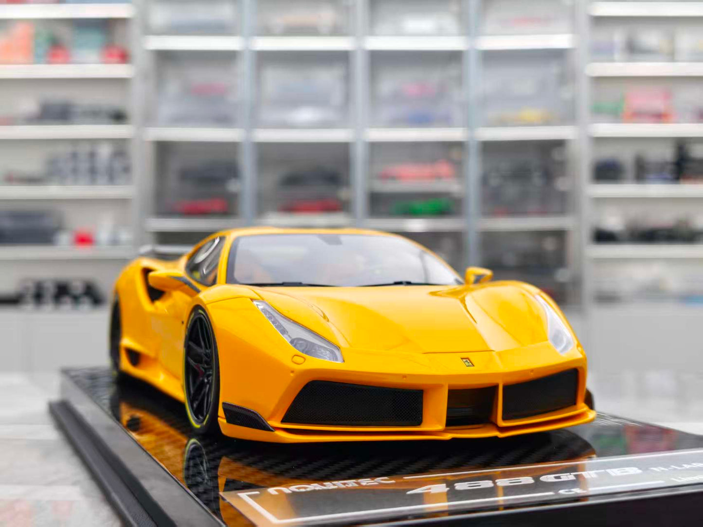 CE 1/18 Ferrari Novitec 488GTB N-Largo Standard Yellow CE004