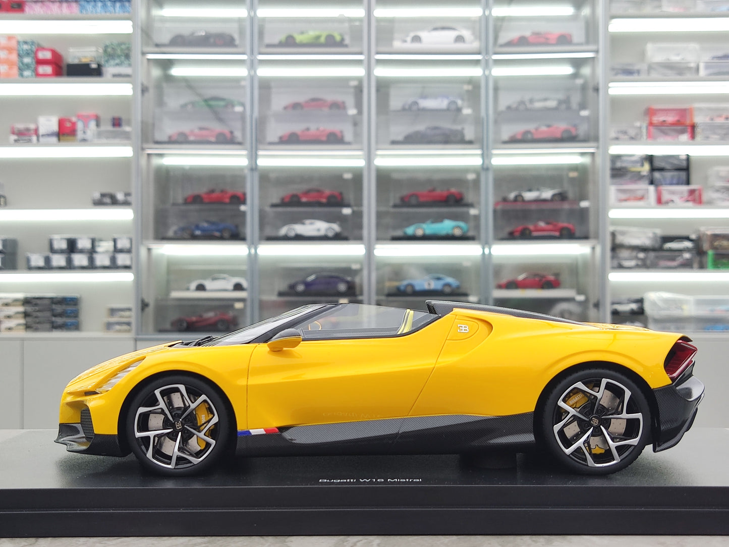TOPSPEED 1/18 Bugatti W16 Mistral Yellow Simulation Model Car TS0598