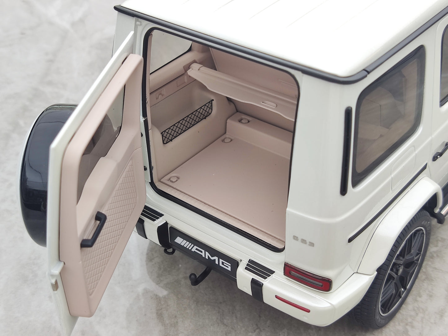 AUTO Art 1/18 Mercedes-Benz AMG G63 2019 Metallic White Simulation Model Car 76356