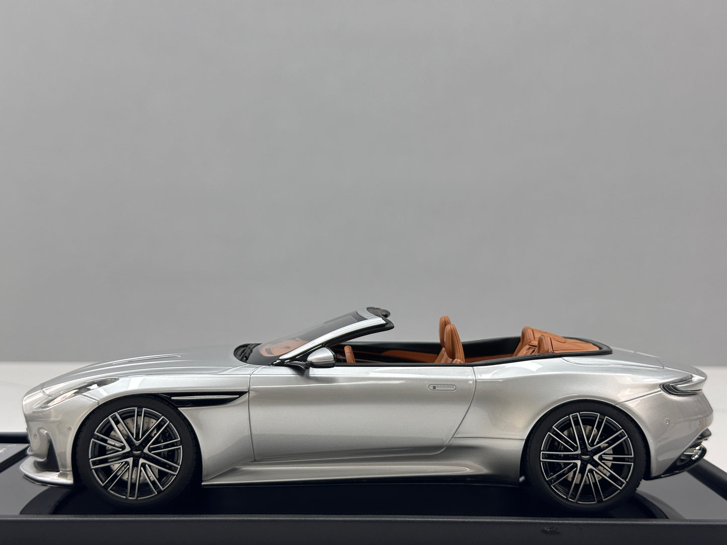Xiaoguang Model & MotorHelix 1/18 Aston Martin DB12 Volante Convertible – Lightning Silver (MH387)