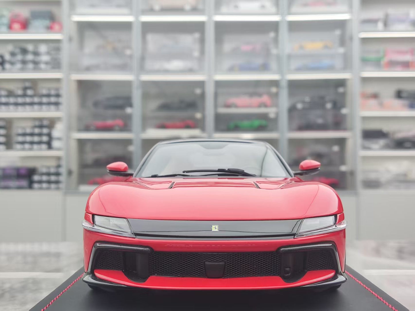 MR 1/18 Ferrari 12 Cilindri Racing Red FE043F