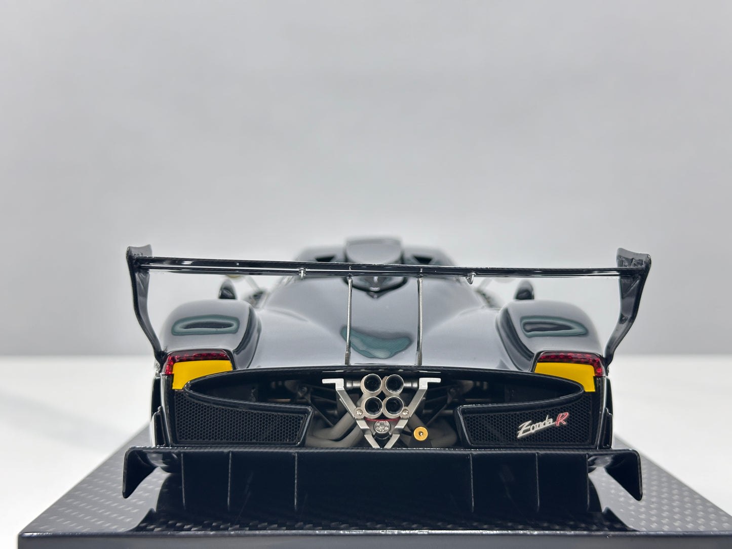 KASH MODEL 1/18 Pagani Zonda R Gloss Carbon Black KPZR002