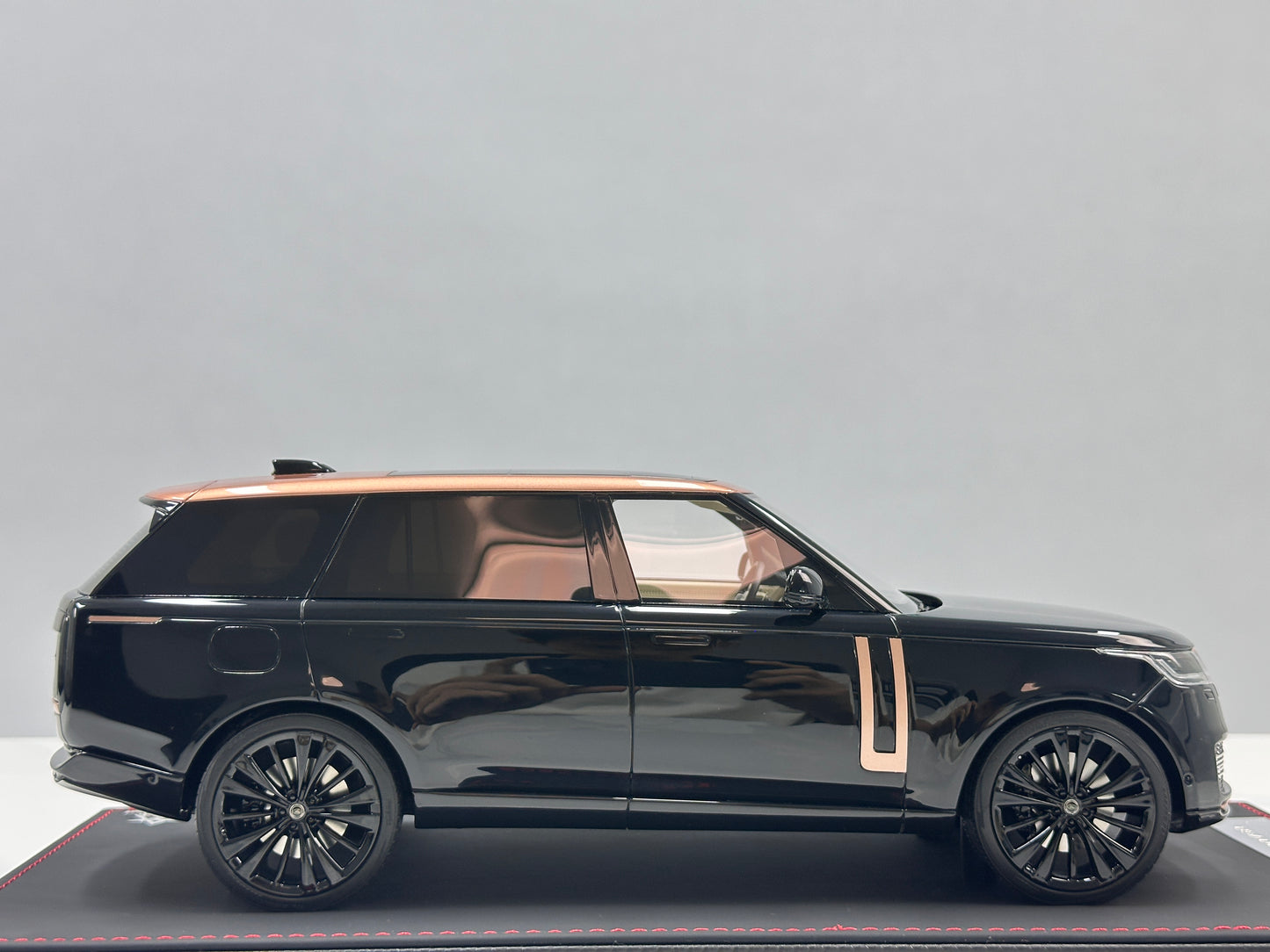 BBA MODEL 1:18 Land Rover Range Rover Autobiography – Black & Gold (BBA066)