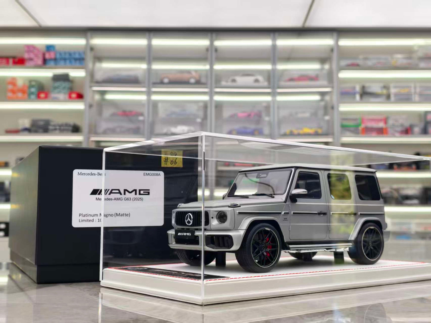 Dino MODEL 1/18 Mercedes-Benz G63, White Base, EMG001-008A