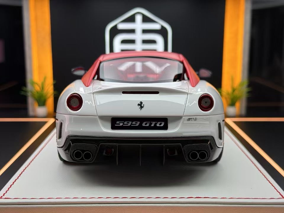 DM 1/18 Ferrari 599 gto Bianco Avus 27/30 DDJ024