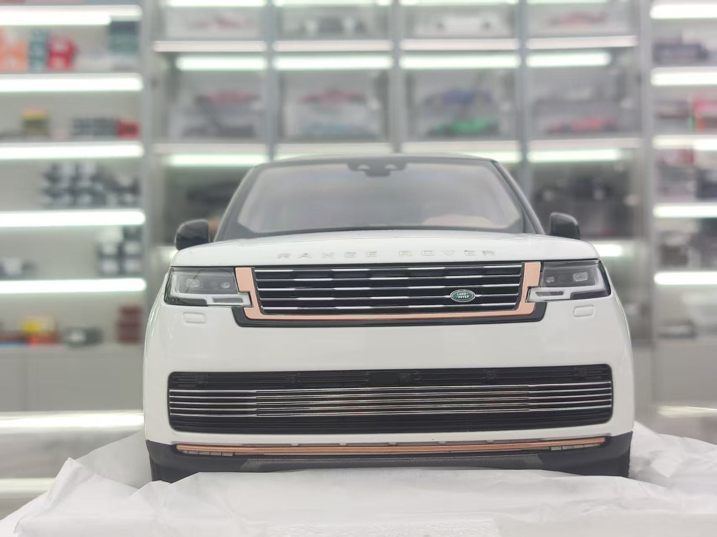 LCD 1/18 Land Rover Range Rover SV Grand Creation Long Wheelbase White Black Top Alloy Model LCD118