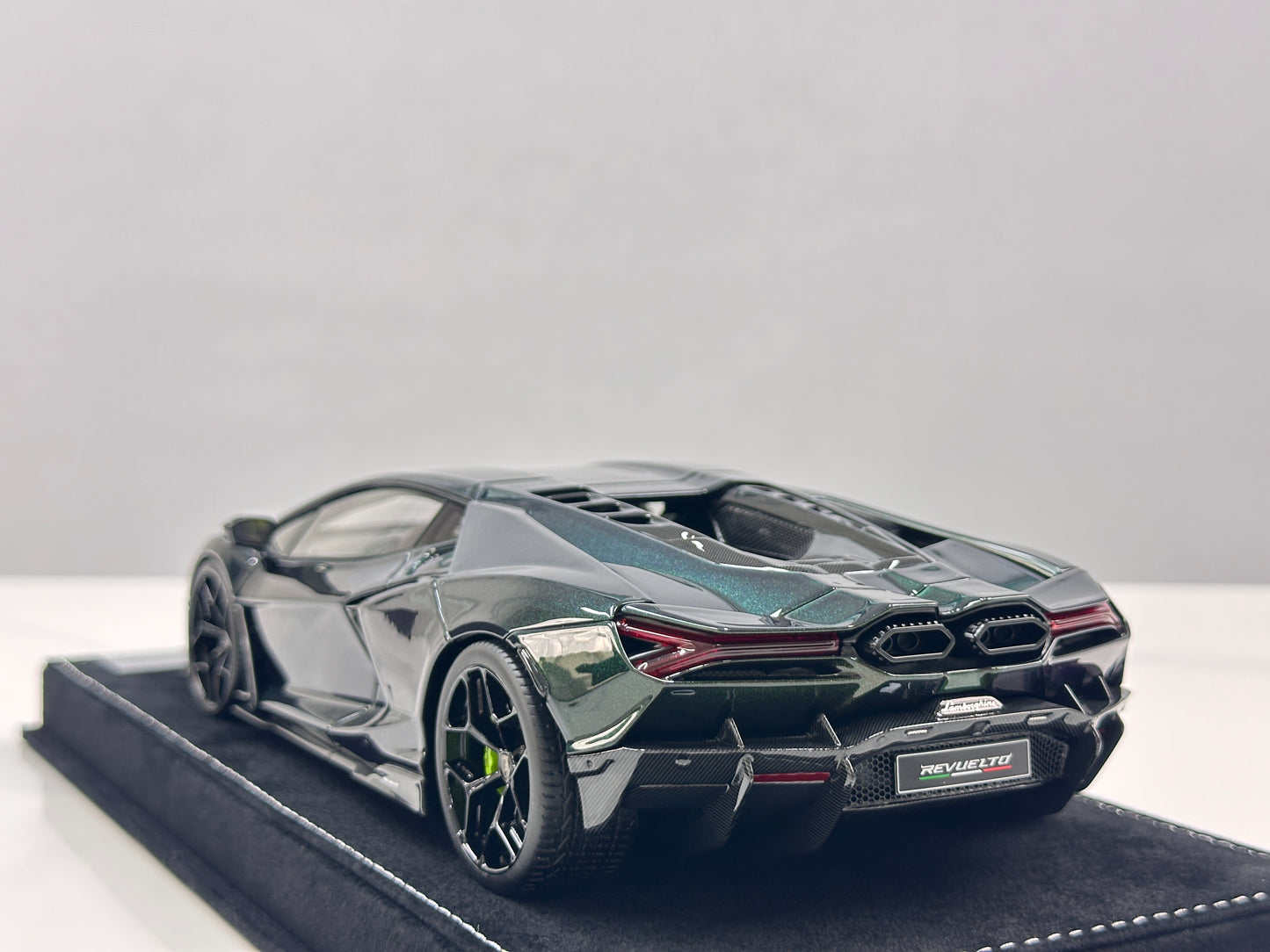 HH Model 1/18 Lamborghini Revuelto Green/Purple Chameleon HH621