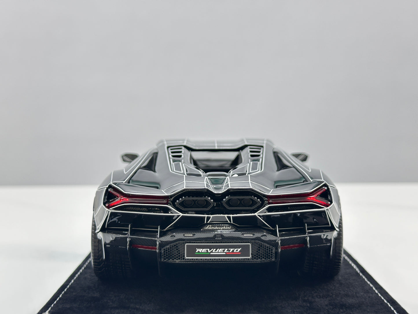 HH Model 1/18 Lamborghini Revuelto Black Luminous Crackle Pattern HH625
