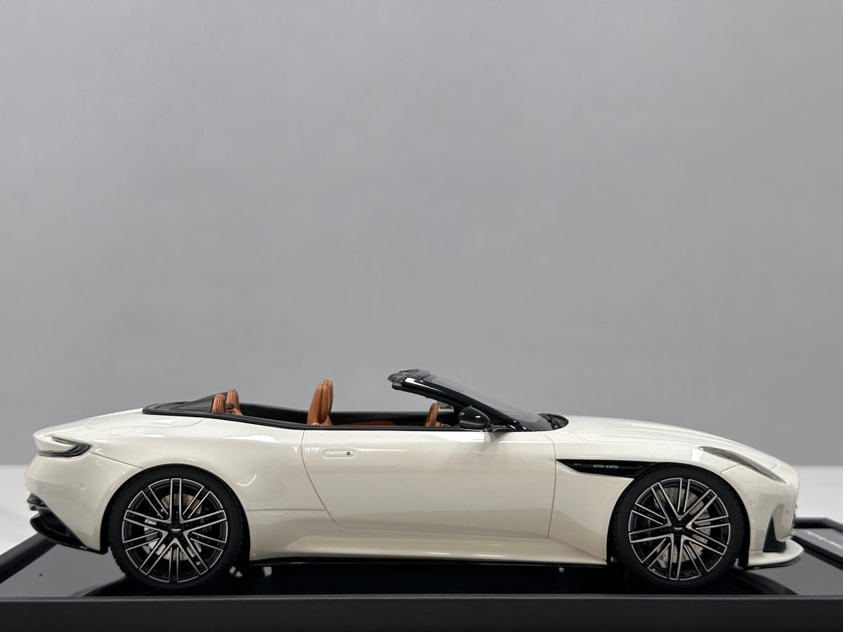 MOTORHELIX 1/18 Aston Martin DB12 Volante (Convertible) - Moonlight White - MH395