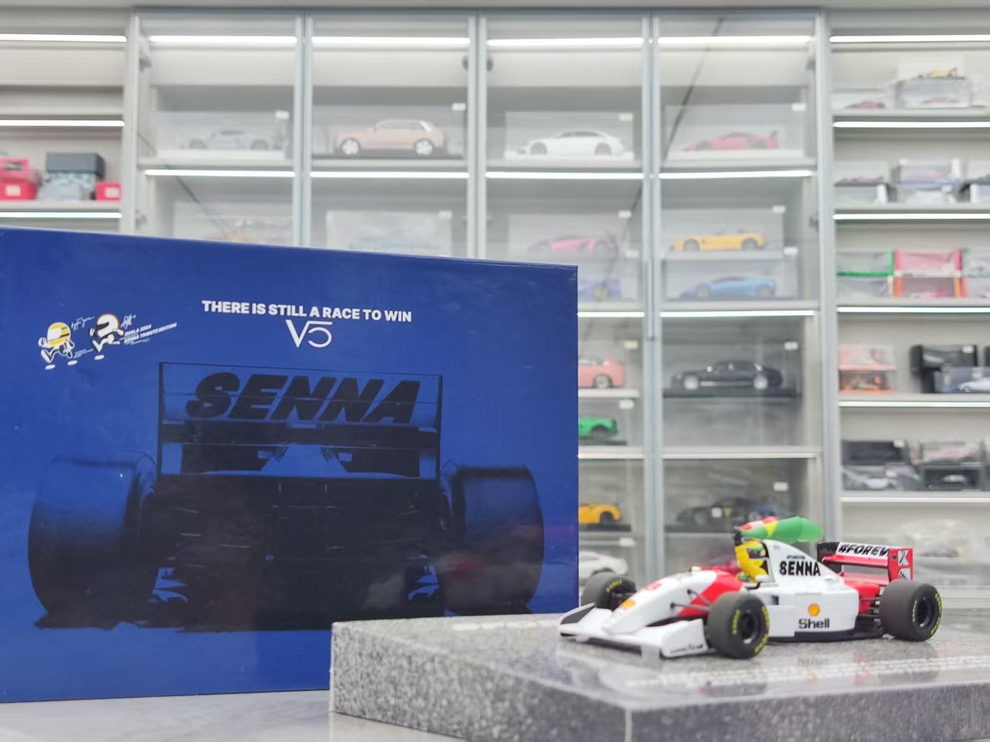 MINICHAMPS 1/43 McLaren FORD MP4/8 - SEBASTIAN VETTEL - Includes figure and flag, red and white livery 530934305