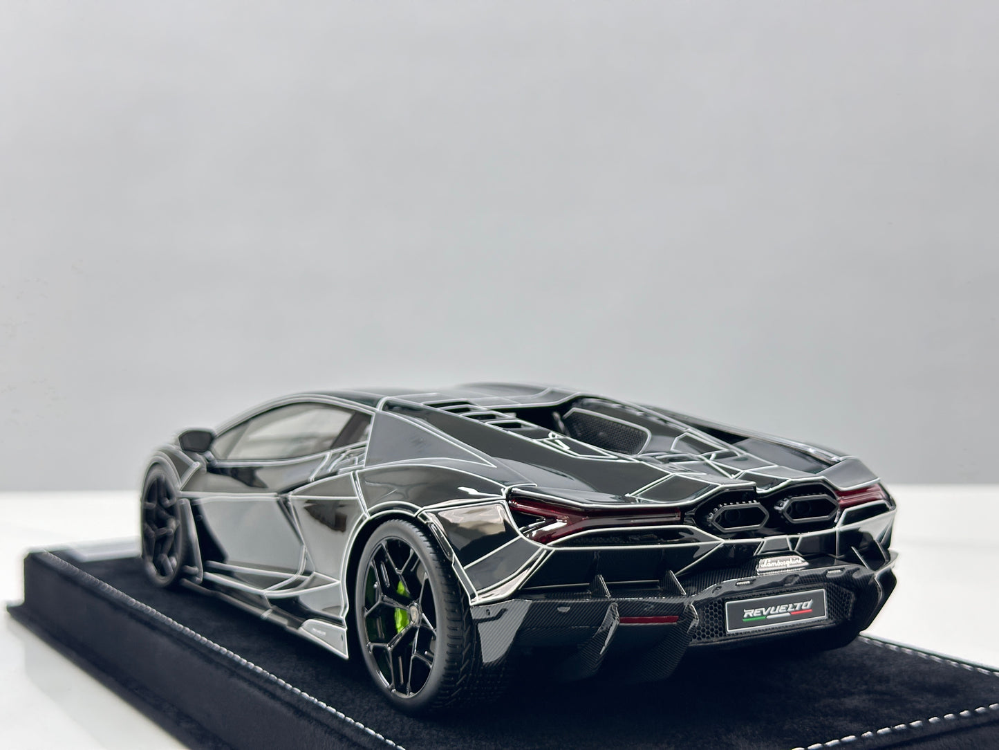 HH Model 1/18 Lamborghini Revuelto Black Luminous Crackle Pattern HH625