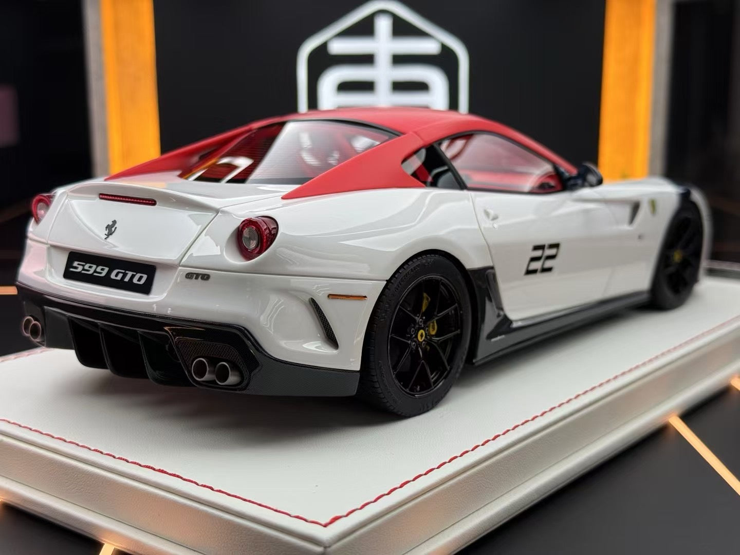 DM 1/18 Ferrari 599 gto Bianco Avus 27/30 DDJ024