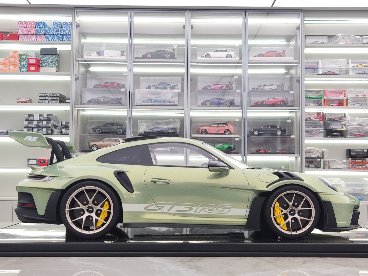 Dino Model 1/8 Porsche 992 GT3RS PR555P