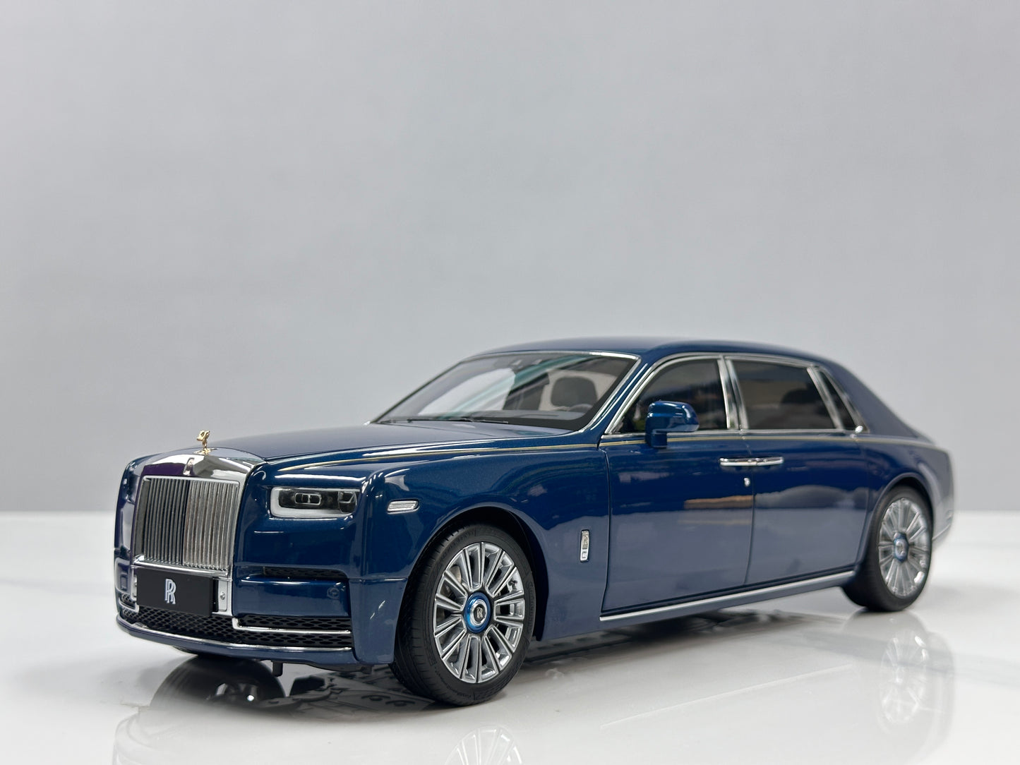 ZP 1/18 Rolls-Royce Phantom VIII (Gold Badge / Leather Suitcase Edition) – Pikes Peak Blue (ZP118)