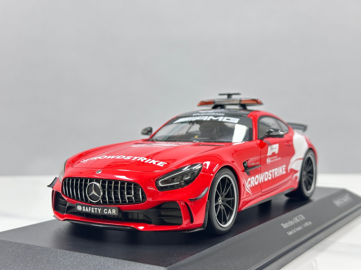 MINICHAMPS 1/18 Mercedes-AMG GT-R F1 Safety Car 2021 Red Livery 155036095