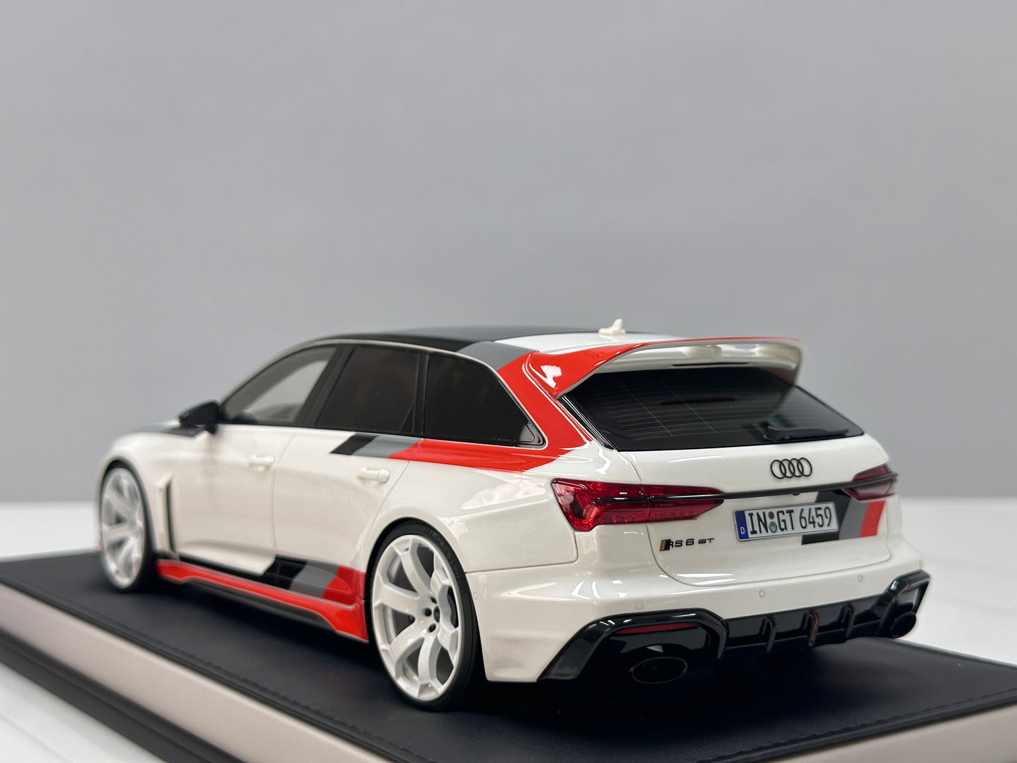 MOTORHELIX 1/18 Audi RS6 Avant GT Acona White MH366